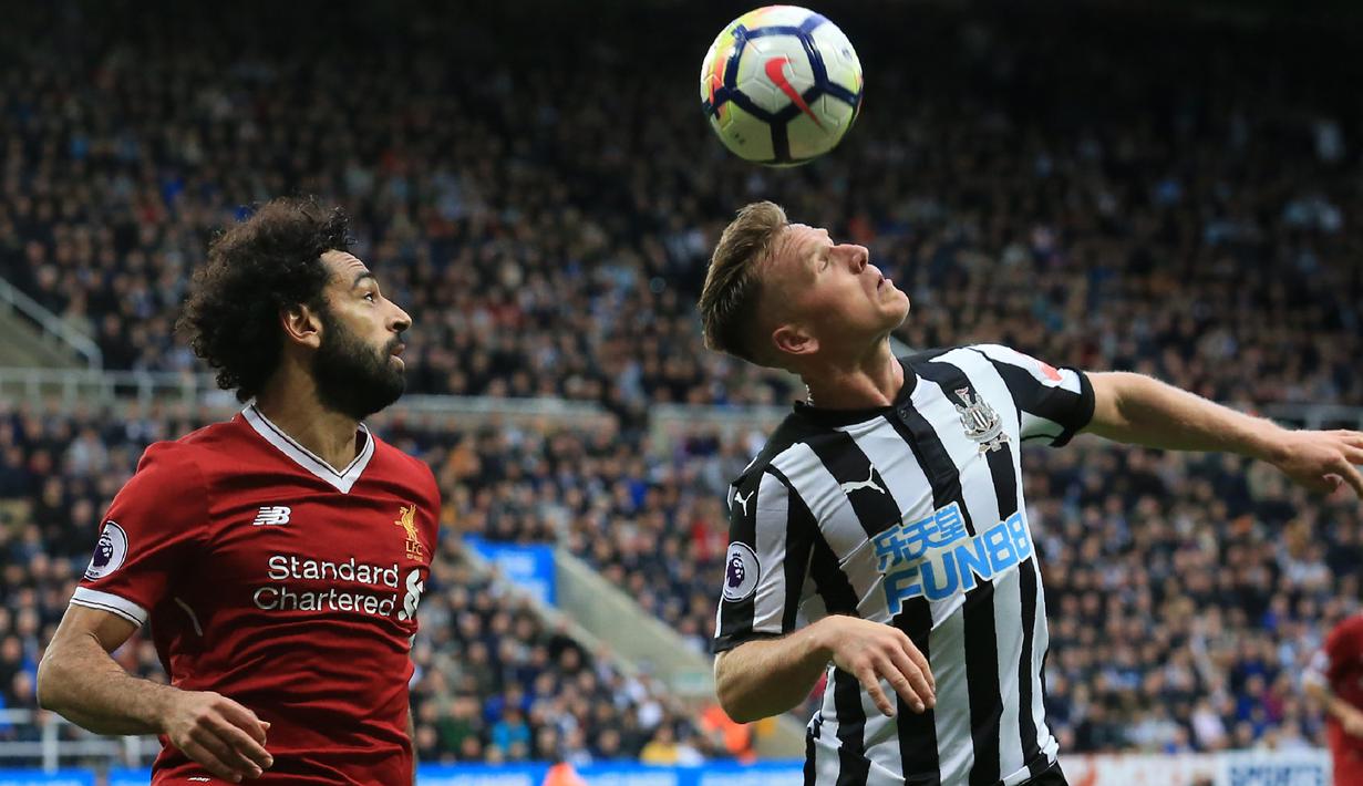 Pemain Newcastle United, Matt Ritchie (kanan) menjadi salah satu pemain yang menghasilkan assists terbanyak dengan total  empat kali pada laga Premier League hingga pekan ke-11. (AFP/Lindsey Parnaby)