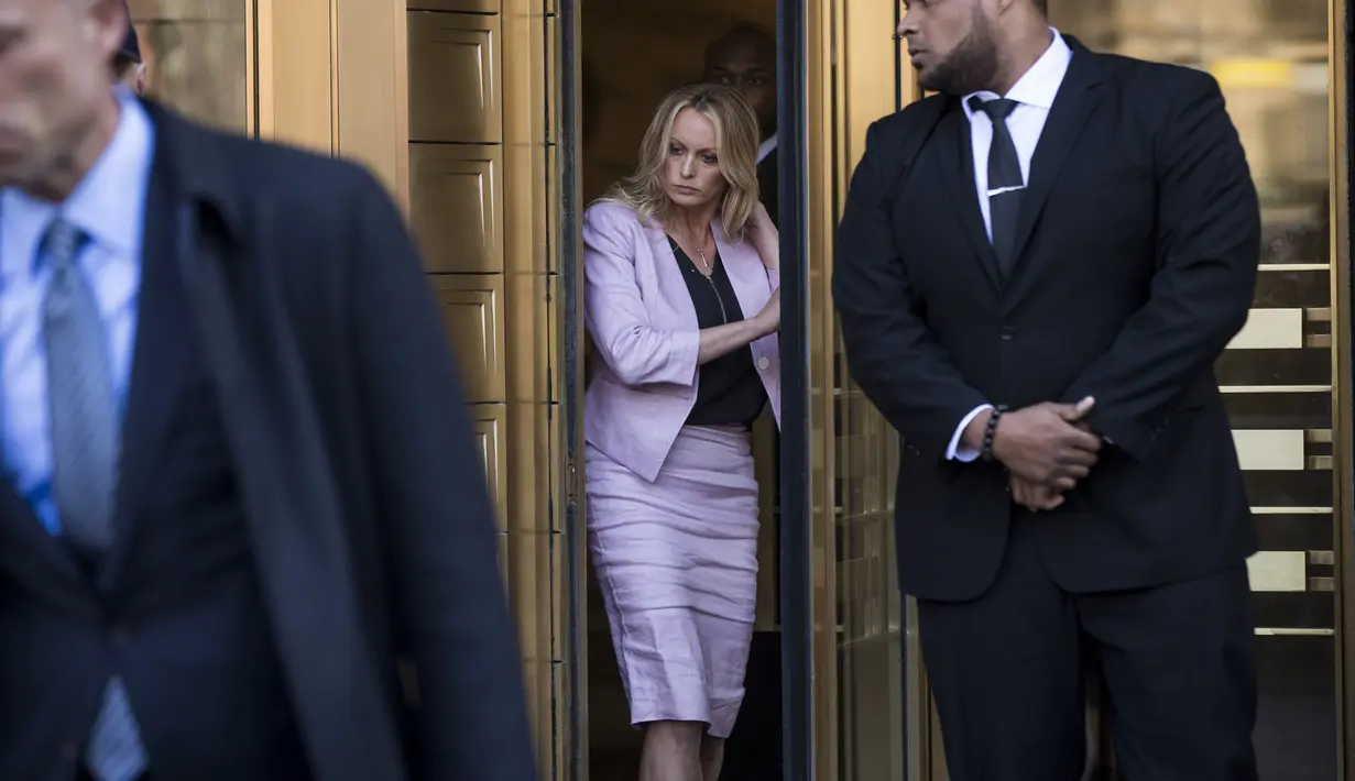Aktris film dewasa, Stormy Daniels keluar dari Pengadilan Distrik Selatan New York usai menjalani sidang (16/4). (Drew Angerer/Getty Images/AFP)