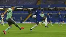 Pemain Everton Richarlison (kiri) beraksi saat melawan Chelsea pada  pertandingan Liga Inggris di Stadion Stamford Bridge, London, Inggris, Senin (8/3/2021). Chelsea menang 2-0. (Glyn Kirk/Pool via AP)