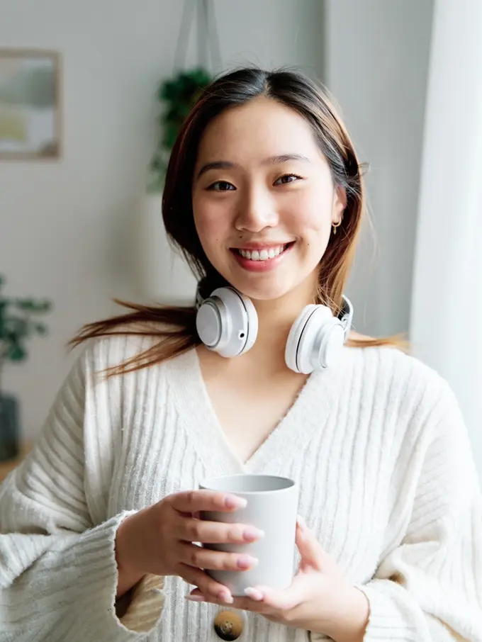 tersenyum bahagia dewasa kalem baik santai