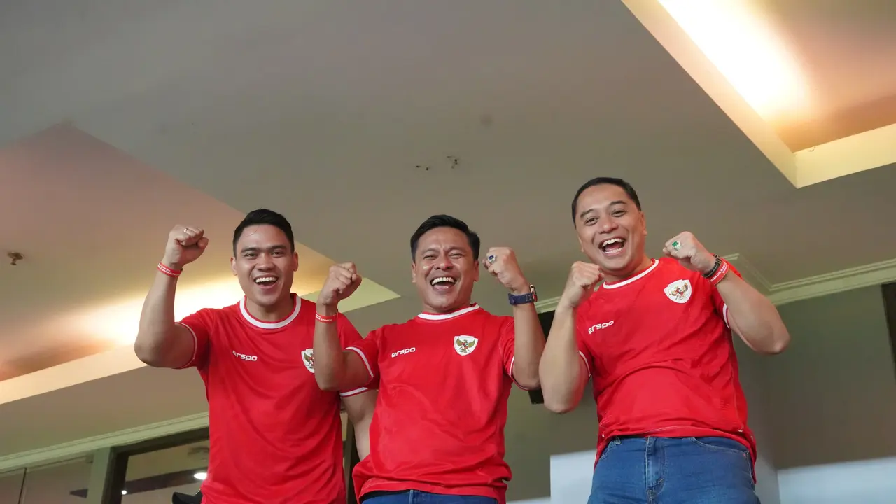Eri Cahyadi (kanan) saat menonton laga Timnas Indonesia U-19 versus Filipina di Stadion GBT Surabaya. (Istimewa)