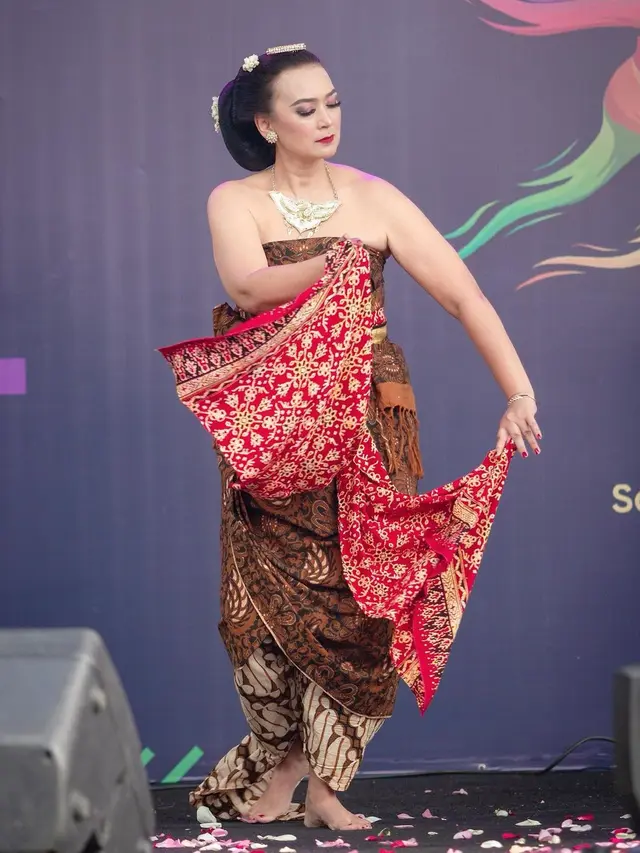 6 Gaya Ira Wibowo Menari Tarian Tradisional, Tampil Anggun Dibalut Busana Adat Jawa