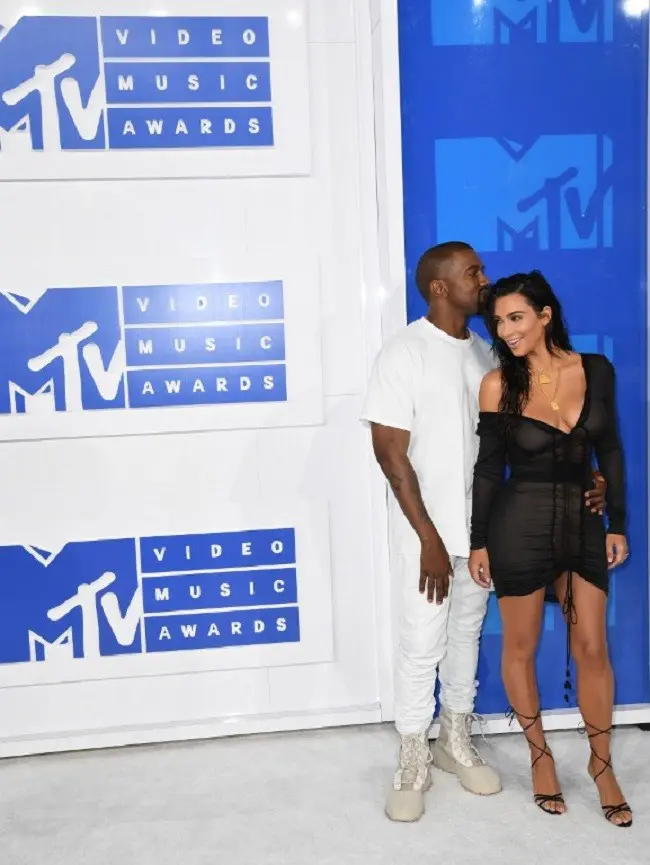 Kemesraan Kim Kardashian dan Kanye West di VMA 2016. (AFP)