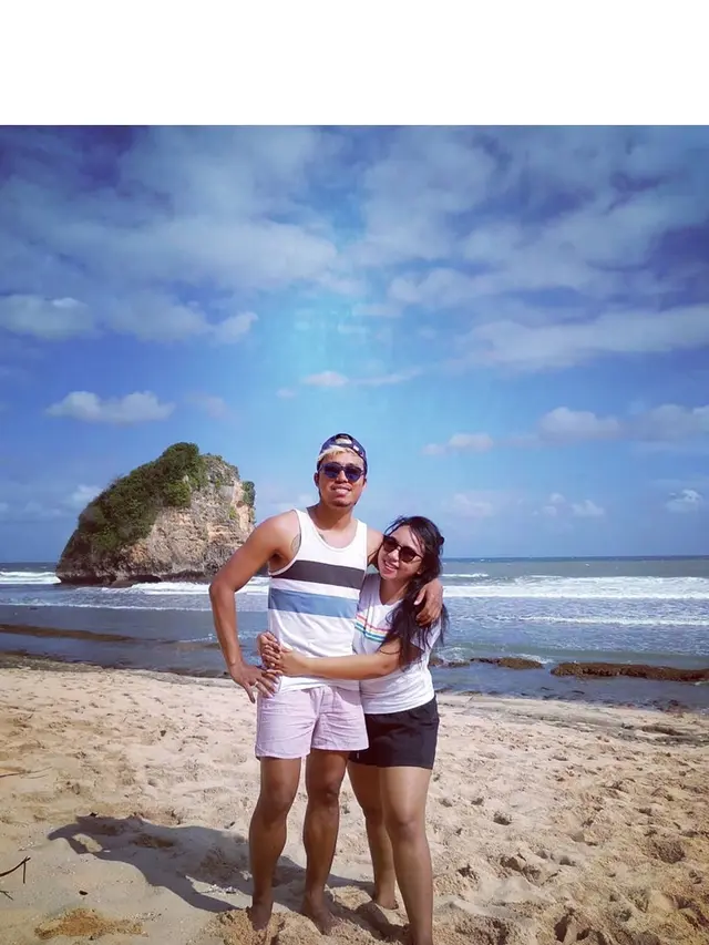 5 Potret Mesra Kushedya Hari Yudo Bersama Istri, Striker Arema