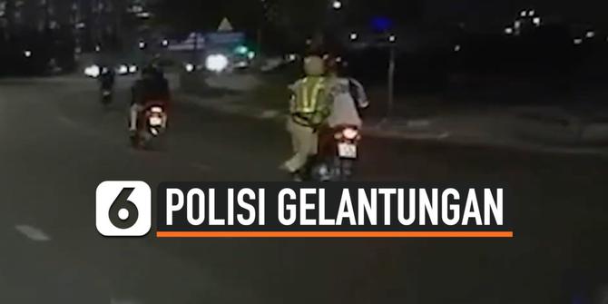 VIDEO: Polisi Gelantungan pada Pengendara Motor yang Kabur Kena Tilang