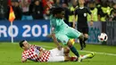 Bek Kroasia, Darijo Srna saat menghadang laju pemain Portugal Renato Sanches  pada pertandingan babak 16 besar piala Eropa 2016 di  Stade Bollaert, Lens , Prancis, (26/6). Portugal tumbangkan Kroasia dengan skor tipis 1-0. (REUTERS / Gonzalo Fuentes)