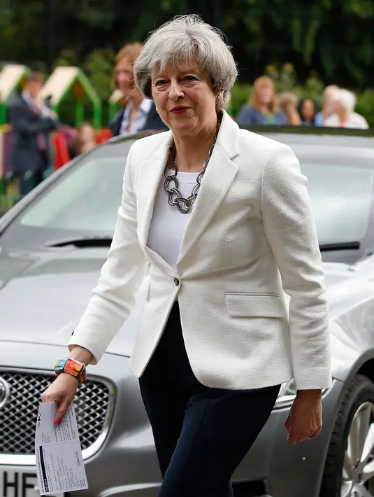 PM Inggris Theresa May tiba di TPS Kota Maidenhead untuk memberikan suaranya dalam pemilu Inggris, Kamis (8/6). Sebanyak 650 anggota parlemen Westminster akan dipilih, dengan sekitar 46,9 juta orang terdaftar untuk memilih. (AP Photo/Alastair Grant)