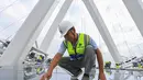 Seorang staf bekerja di lokasi pembangunan sebuah kincir ria di taman budaya pesisir Baoan di Shenzhen, Provinsi Guangdong, China selatan (6/10/2020). Kincir ria setinggi 128 meter tersebut saat ini sedang dalam tahap pembangunan. (Xinhua/Liu Dawei)