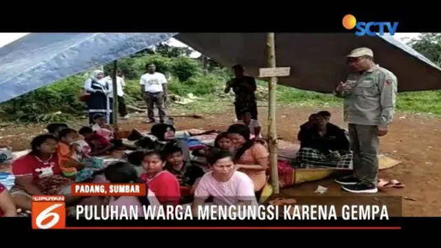 Gempa di Solok Selatan, Sumatera Barat, membuat ratusan rumah penduduk rusak sehingga warga harus mengungsi di tanah lapang.