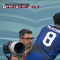 Tampak Weston McKennie menggunakan rompi fotografer untuk mengeringkan tangannya. (sumber: Twitter @CBSSports)