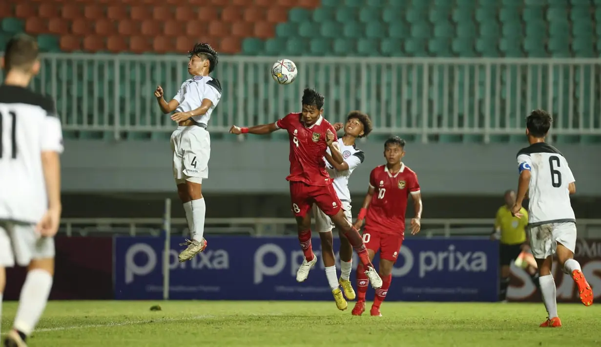 Pemain Timnas Indonesia U-17, Arkhan Kaka Putra menyundul bola saat bersaing dengan pemain Timnas Guam U-17 dalam laga Kualifikasi Piala Asia U-17 2023 Grup B di Stadion Pakansari, Cibinong, Kabupaten Bogor, Jawa Barat, Senin (3/10/2022). Laga timnas Indonesia U-17 melawan Guam ini terpaksa harus berlangsung tanpa penonton, imbas dari Tragedi Kanjuruhan. (FOTO: Dok. PSSI)