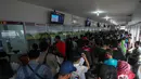 Sejumlah calon penumpang antri membeli tiket kereta api di Stasiun Senen, Jakarta, Senin (28/4/2014) (Liputan6.com/Faizal Fanani).