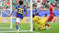 Kiper Timnas Indonesia, Ernando Ari Sutaryadi kebobolan gol kedua melalui sontekan striker Jepang, Ayase Ueda (tengah) pada laga ketiga Grup D Piala Asia 2024 di Al-Thumama Stadium, Doha, Qatar, Rabu (24/1/2024) malam WIB. (AFP/Hector Retamal)