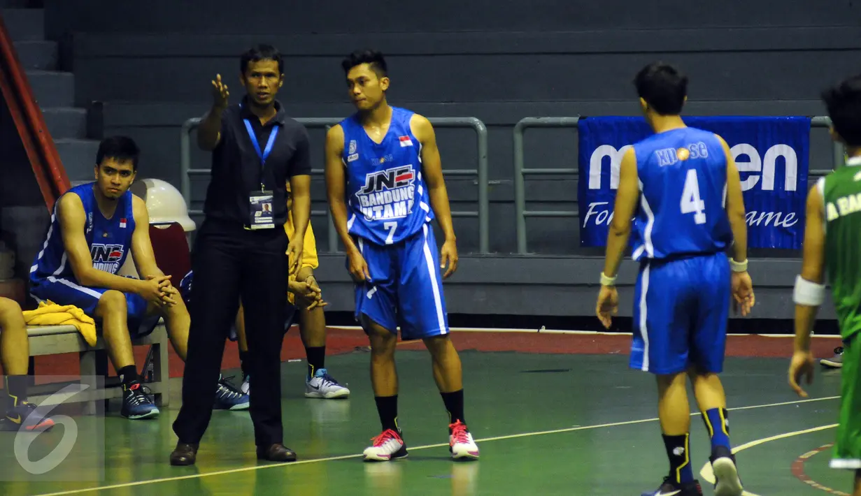 Pemain Bandung Utama, Drajat Sumarna Putra (tengah) menyimak arahan pelatih saat melawan Satria Muda dilanjutan Perbasi Cup 2016 di GOR Soemantri Brodjonegoro, Jakarta, Jumat (28/10/2016). Satria Muda menang telak 86-38. (Liputan6.com/Helmi Fithriansyah)
