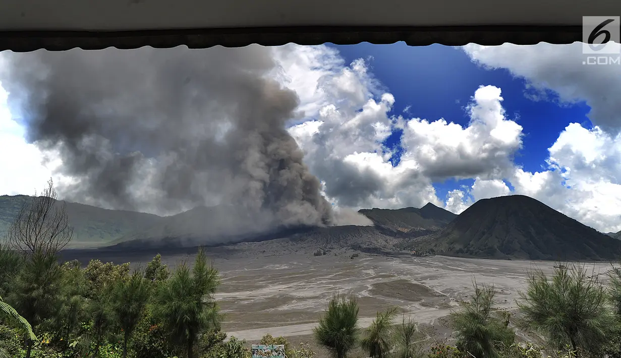 Pemandangan erupsi Gunung Bromo di kawasan Ngadisari, Probolinggo, Jawa Timur, Senin (25/3). Erupsi Gunung Bromo dengan status level II (waspada) menjadi daya tarik bagi wisatawan untuk menikmati atraksi alam. (merdeka.com/Arie Basuki)