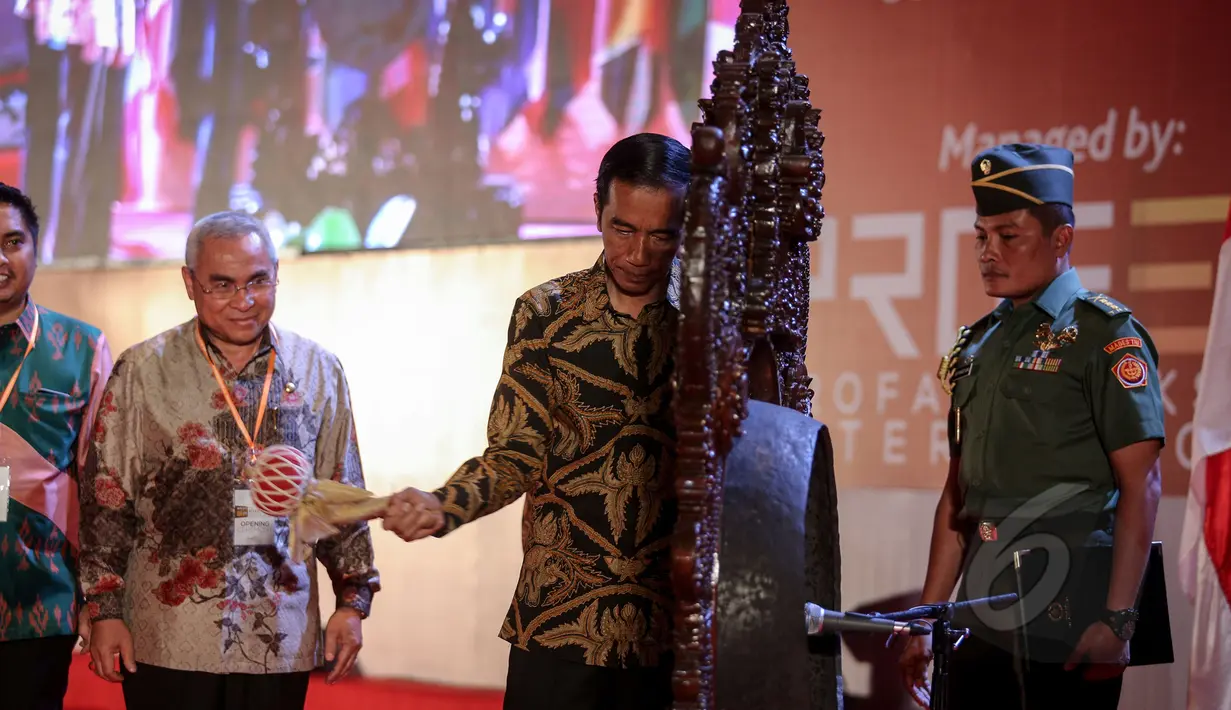 Presiden Jokowi memukul gong sebagai tanda pembukaan acara  International Trade and Investement Summit yang diselenggarakan oleh Asosiasi Pemerintahan Kabupaten Seluruh Indonesia (Apkasi) di Jakarta, Rabu (13/5/2015). (Liputan6.com/Faizal Fanani)