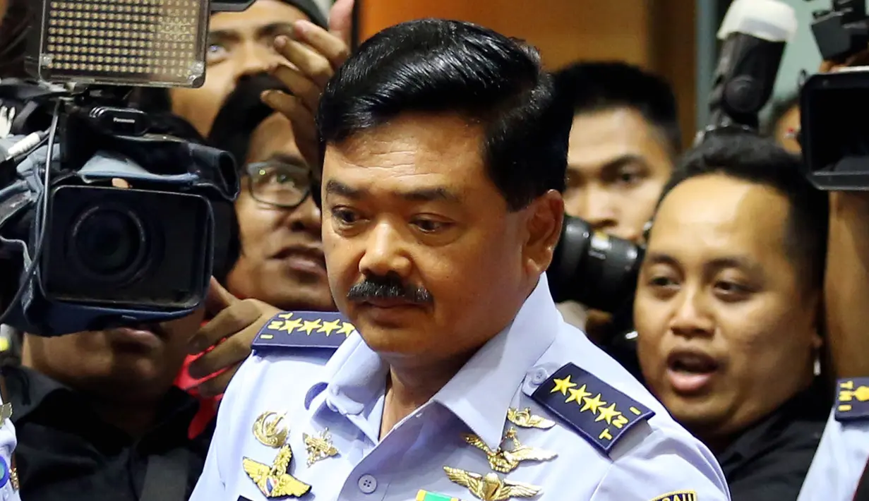 Kepala Staf Angakatan Udara (KSAU) Marsekal Hadi Tjahjanto bersiap mengikuti Uji Kelayakan dan kepatutan (Fit and Proper Test) sebagai calon Panglima TNI di ruang Rapat Komisi I, Kompleks Parlemen Senayan, Jakarta, Rabu (6/12). (Liputan6.com/Johan Tallo)
