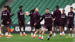 Pemain Bayer Leverkusen, Florian Wirtz bersama rekan-rekannya melakukan latihan menjelang final Liga Europa 2023/2024 melawan Atalanta di Dublin Arena, Dublin, Irlandia, Rabu (22/05/2024). (AFP/Adrian Dennis)