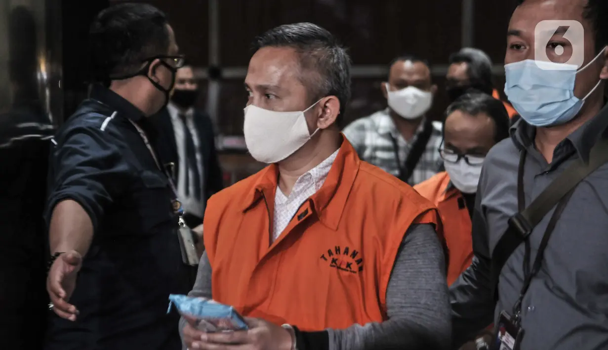 Mantan Kepala Bagian Keuangan dan Risiko Divisi II PT Waskita Karya Yuly Ariandi Siregar menuju mobil tahanan di gedung KPK, Kamis (23/7/2020). Yuly Ariandi merupakan satu dari lima tersangka kasus dugaan korupsi terkait proyek fiktif di PT Waskita Karya yang ditahan KPK. (merdeka.com/Iqbal Nugroho)