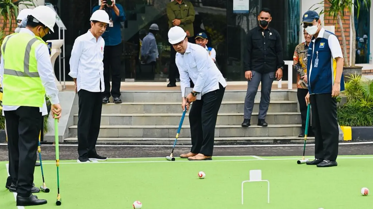 Presiden Jokowi menyaksikan aksi Gubernur Jawa Barat Ridwan Kamil dan Menteri Pekerjaan Umum dan Perumahan Rakyat (PUPR) Basuki Hadimuljono bermain gateball. (Istimewa)
