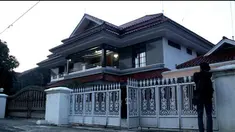 Sederat rumah mewah di desa itu, dimiliki oleh para pengusaha warteg//Rumah-rumah tersebut tampak kosong karena ditinggal pemiliknya bekerja di Jakarta sebagai pengusaha warteg