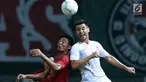 Gelandang Timnas Indonesia, Bayu Pradana (kiri) berebut bola dengan pemain Hong Kong, Giovane Alves Da Silva pada laga uji coba internasional di Stadion Wibawa Mukti, Cikarang, Selasa (16/10). Laga berakhir imbang 1-1. (Liputan6.com/Helmi Fithriansyah)