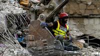 Bangunan apartemen roboh di Pakistan, Sabtu (5/7/2025). (AFP/Rizwan Tabassum)