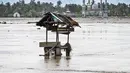 Kerusakan juga terjadi pada jaringan irigasi yang mempersulit pengairan, bahkan setelah lumpur dibersihkan, sementara lumpur tebal menyulitkan pemulihan lahan. Tampak foto lahan pertanian yang berada di samping masjid terendam lumpur setelah banjir bandang di Meureudu, Kabupaten Pidie Jaya, Provinsi Aceh, pada Senin 8 Desember 2025. (Chaideer MAHYUDDIN/AFP)