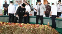 Menteri BUMN, Erick Thohir, bersama Menteri Perdagangan, M Lutfi, melakukan ziarah ke makam Haji Anif Bin Gulrang Shah di halaman Masjid Al Musannif Cemara Asri, Kabupaten Deli Serdang, Sumatera Utara (Sumut)