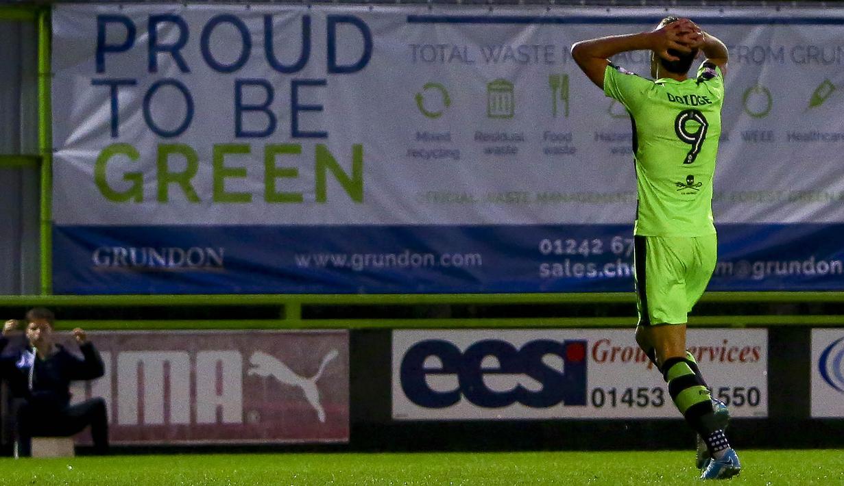 Pemain Forest Green Rovers, Christian Doidge, kecewa saat melawan MK Dons pada laga Piala Liga di Stadion New Lawn, Nailsworth, Selasa (8/8/2017). FGB merupakan klub sepak bola yang mengedepankan hidup sehat dan ramah lingkungan. (AFP/Geoff Caddick)
