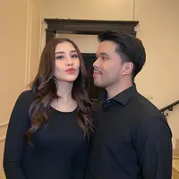 Aaliyah Massaid Serba Chanel saat Berikan Kejutan Ulang Tahun Suaminya. [@ochiipramita]