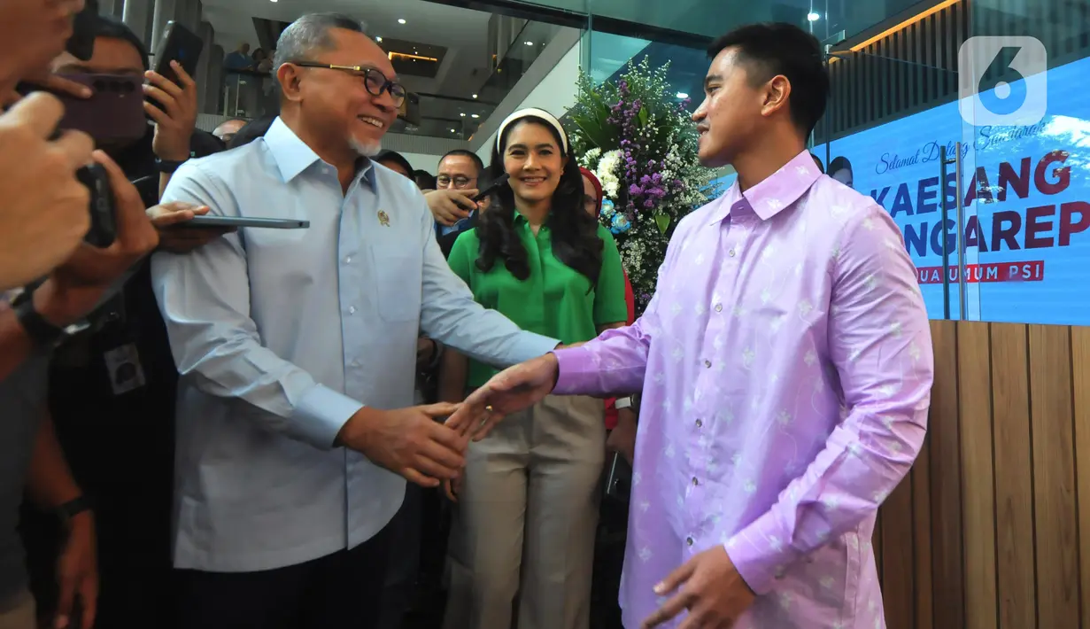 Ketua Umum PAN Zulkifli Hasan (kedua kiri) berjabat tangan dengan Ketua Umum PSI Kaesang Pangarep (kanan) usai melakukan pertemuan di DPP PAN, Jakarta, Rabu (14/8/2024). (merdeka.com/Imam Buhori)