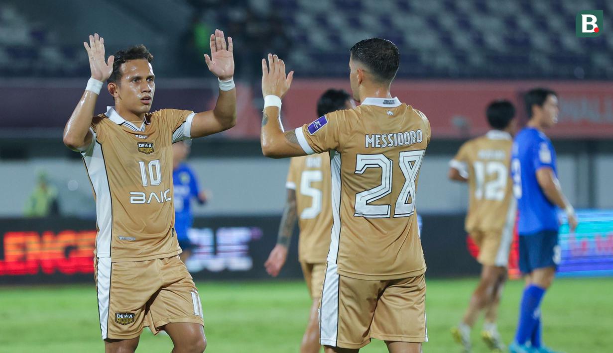 Pemain Dewa United, Egy Maulana Vikri bersama Alexis Messidoro merayakan kemenangan bersama atas Tainan City FC pada matchday kedua Grup E AFC Challenge League 2025/2026 di Stadion Indomilk Arena, Rabu (29/10/2025) malam WIB. (Bola.com/M Iqbal Ichsan)