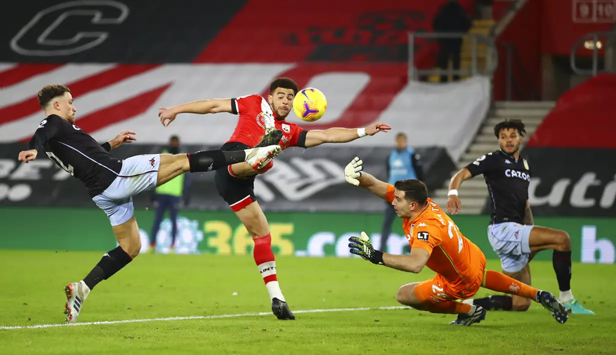 Pemain Southampton Che Adams (kedua kiri) melewatkan kesempatan saat penjaga gawang Aston Villa Emiliano Martinez dan Matty Cash berusaha menghentikan tembakannya pada pertandingan Liga Inggris di Stadion St. Mary, Southampton, Inggris, Sabtu (30/1/2021). Aston Villa menang 1-0. (Michael Steele/Pool