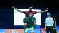 Bulutangkis SEA Games 2025: Respek! Alwi Farhan Digendong Moh. Zaki Ubaidillah usai Raih Medali Emas
