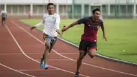 Pelari Indonesia, Lalu Zohri, memberikan tongkat estafet saat pemusatan latihan di Stadion Madya Senayan, Jakarta, Kamis (2/8/2018). Pemusatan latihan ini merupakan persiapan jelang Asian Games XVIII. (Bola.com/Vitalis Yogi Trisna)