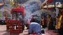 Warga keturunan Tionghoa berdoa saat perayaan Peh Cun di Khongcu Bio Litang di Pasar Lama, Kota Tangerang, Kamis (25/6/2020). Prosesi yang digelar setiap tanggal 5 bulan 5 penanggalan Tionghoa itu menjadi ungkapan syukur atas segala rezeki dari Tuhan. (Liputan6.com/Angga Yuniar)