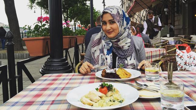 Gaya Modis Tania Nadira dalam Balutan Hijab