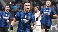 Lautaro Martinez - Striker andalan Inter Milan ini pernah beberapa kali dikaitkan dengan Manchester United. Masalah finansial yang saat ini dialami Nerazzurri bisa membuat mereka berpisah dengan striker Argentina tersebut. (AP/Luca Bruno)