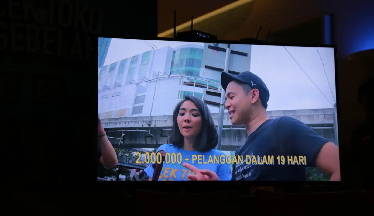 "Aku sama orang-orang biasa saja, ditemani Ernest dapat metromini terus dilepas. Ya sudahlah ya, muka tembok saja. Openingnya bilang dalam rangka Cek Toko Sebelah sudah sampai 2 juta, jadi mau nyanyi," pungkas Gisella Anastasia. (Adrian Putra/Bintang.com)