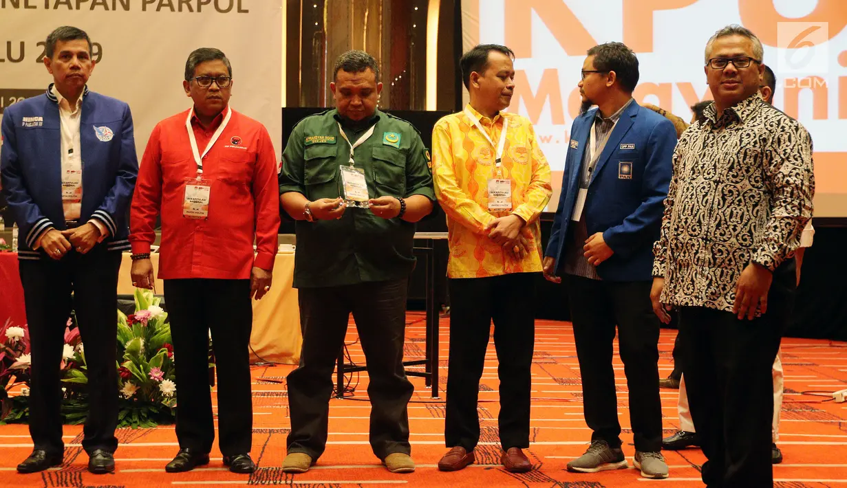 Sejumlah perwakilan partai saat menghadiri Rekapitulasi Nasional Hasil Verifikasi dan Penetapan Parpol Peserta Pemilu 2019, Jakarta (17/2). Sebanyak 14 partai politik lolos sebagai peserta Pemilihan Umum 2019. (Liputan6.com/JohanTallo)