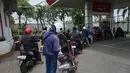 Pemerintah menegaskan bahwa angka ini adalah kapasitas penyimpanan (storage) maksimal, bukan tanda darurat. Tampak dalam foto, para pengendara mengantre untuk mengisi tangki mereka di sebuah Stasiun Pengisian Bahan Bakar Umum (SPBU) di pinggiran Jakarta, Senin 9 Maret 2026. (AP Photo/Tatan Syuflana)