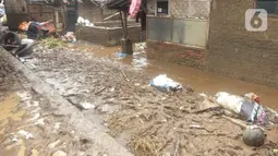 Kondisi pasca banjir bandang Garut di kawasan Cimacan, Desa Jayaraga, Kecamatan Tarogong Kidul, Sabtu (16/7/2022). Hasil perhitungan sementara, total sekitar 2.500 warga dari 700 Kepala Keluarga (KK) menjadi korban terdampak banjir Garut kali ini. (Liputan6.com/Jayadi Supriadin)