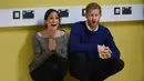 Ekspresi Pangeran Harry dan tunangannya Meghan Markle saat melihat anak-anak menari saat berkunjung ke Star Hub, sebuah komunitas dan pusat rekreasi di Cardiff, Wales, (18/1). (AFP Photo/Pool/Geoff Pugh)