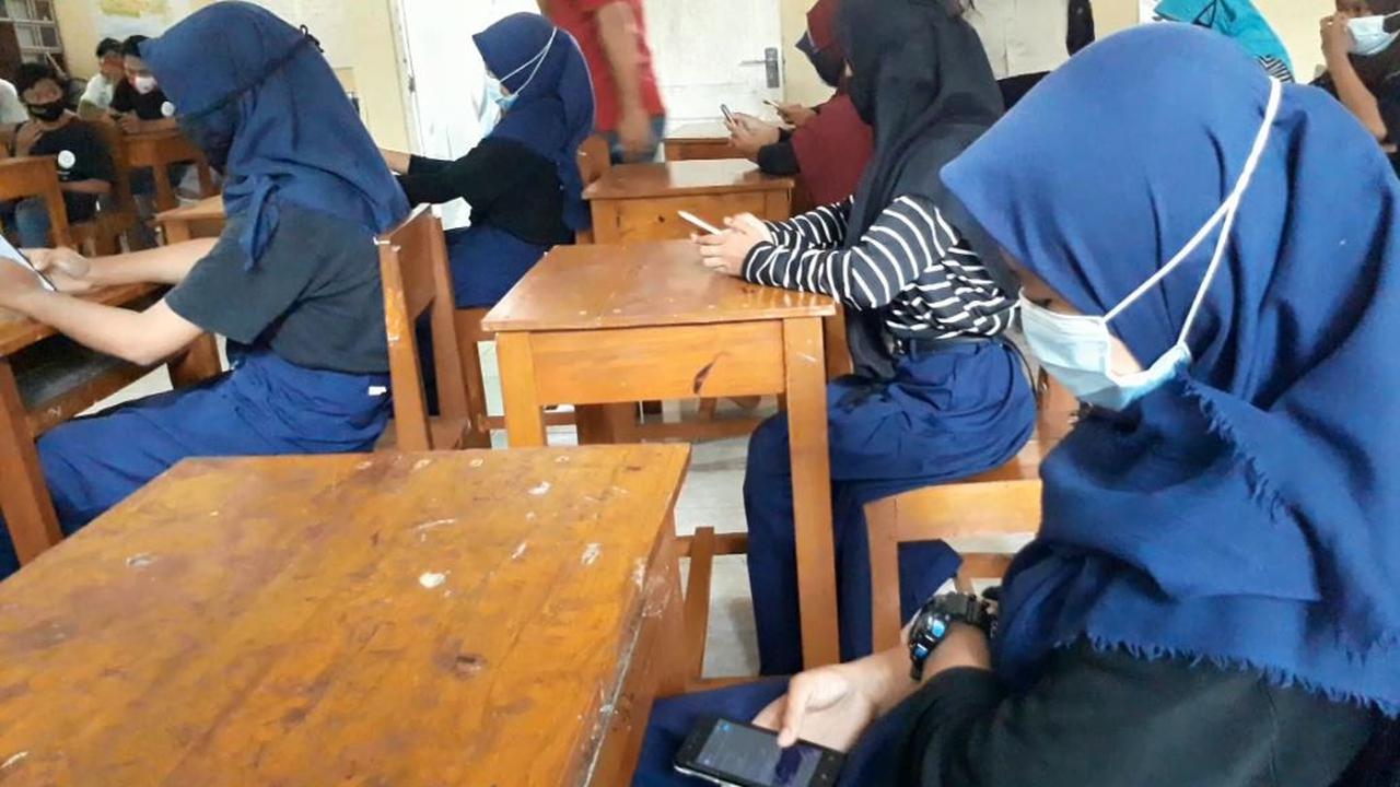 Siswa Mts Pakis, Gununglurah, Cilongok, Banyumas, kini sudah bisa mengakses internet, atas inisiasi Pers dan Mitra Kerja, Banyumas yang menggandeng Pemda, swasta dan BUMDes. (Foto: Liputan6.com/Muhamad Ridlo)