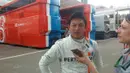 Pebalap Manor Racing asal Indonesia, Rio Haryanto, diwawancara seusai latihan bebas kedua F1 GP Spanyol di Sirkuit Catalunya, Spanyol, Jumat (13/5/2016). (Bola.com/Reza Khomaini)