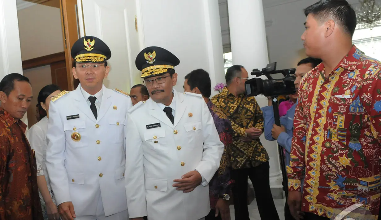  Gubernur DKI Jakarta Basuki Tjahaja Purnama atau Ahok dan Djarot Saiful Hidayat saat tiba di Balai Kota jelang acara pelantikan Wakil Gubernur DKI Jakarta, Rabu (17/12/2014). (Liputan6.com/Herman Zakharia)