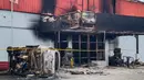 Kondisi klub malam Double O yang terbakar usai bentrok antara dua kelompok di Sorong, Papua Barat, Selasa (25/1/2022). Bentrok antara dua kelompok menewaskan 18 orang di klub malam Double O. (YANTI/AFP)