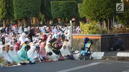 Ribuan jamaah bersiap salat Idul Fitri 1439 H di lapangan Pancasila, Simpanglima, Kota Semarang, Jumat (15/6). Masyarakat Indonesia hari ini merayakan Hari Raya Idul Fitri 1439 H sesuai ketetapan pemerintah yakni pada Jumat (15/6). (Liputan6.com/Gholib)