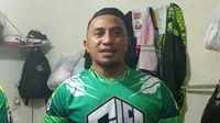 Mantan pemain Timnas Indonesia, Firman Utina, mengembangkan usaha konveksi bernama FU15 di Kawasan Sadangserang, Kota Bandung. (Bola.com/Erwin Snaz)